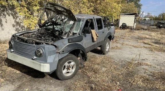 Серый Ниссан Навара, объемом двигателя 2.5 л и пробегом 260 тыс. км за 2000 $, фото 1 на Automoto.ua