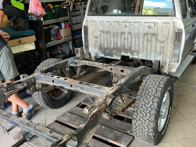 Сірий Ніссан Навара, об'ємом двигуна 2.5 л та пробігом 252 тис. км за 7000 $, фото 1 на Automoto.ua