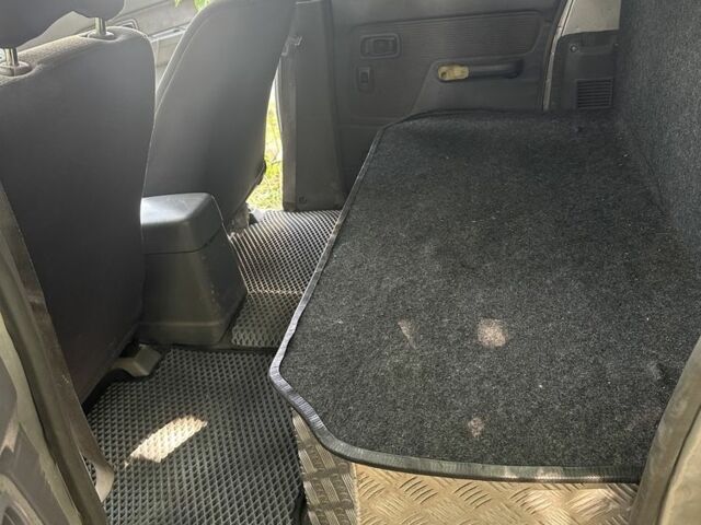 Серый Ниссан Навара, объемом двигателя 2.5 л и пробегом 375 тыс. км за 4842 $, фото 5 на Automoto.ua