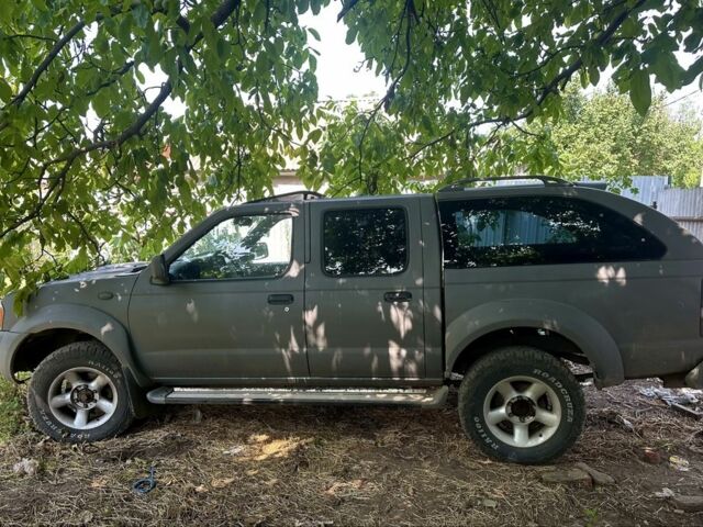 Серый Ниссан Навара, объемом двигателя 2.5 л и пробегом 375 тыс. км за 4842 $, фото 1 на Automoto.ua