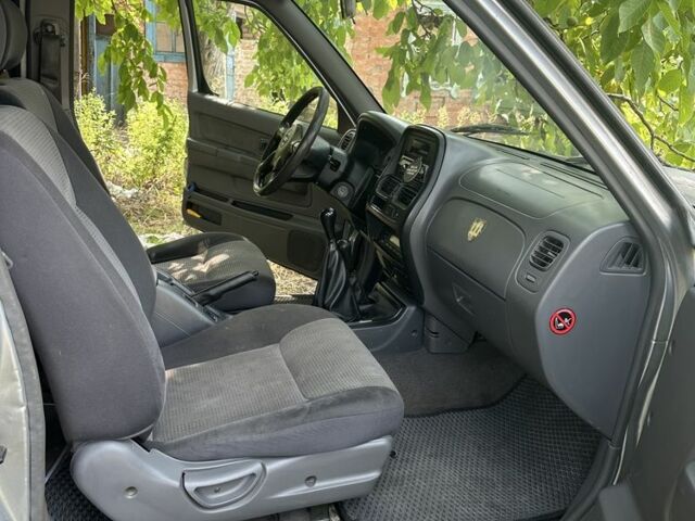 Серый Ниссан Навара, объемом двигателя 2.5 л и пробегом 375 тыс. км за 4842 $, фото 4 на Automoto.ua