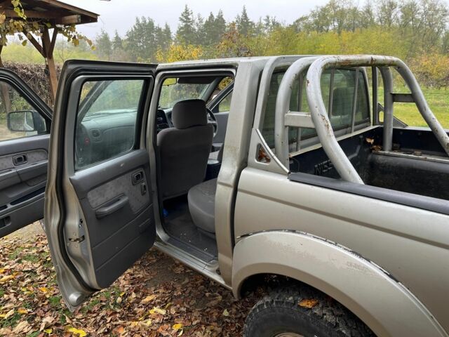 Сірий Ніссан Навара, об'ємом двигуна 2.5 л та пробігом 133 тис. км за 5600 $, фото 5 на Automoto.ua