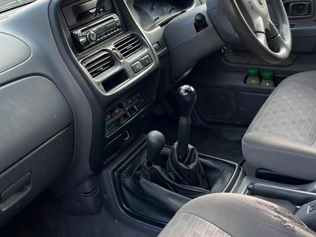 Сірий Ніссан Навара, об'ємом двигуна 2.5 л та пробігом 133 тис. км за 5600 $, фото 1 на Automoto.ua