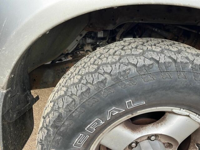 Сірий Ніссан Навара, об'ємом двигуна 2.5 л та пробігом 133 тис. км за 5600 $, фото 2 на Automoto.ua