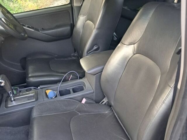 Серый Ниссан Навара, объемом двигателя 2.5 л и пробегом 240 тыс. км за 6000 $, фото 2 на Automoto.ua