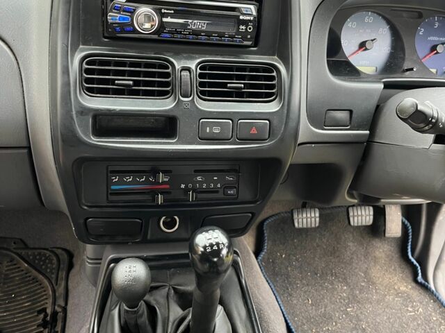 Сірий Ніссан Навара, об'ємом двигуна 2.5 л та пробігом 133 тис. км за 5600 $, фото 4 на Automoto.ua