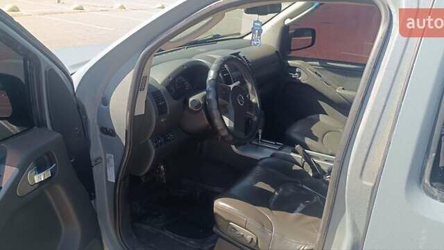 Серый Ниссан Навара, объемом двигателя 2.49 л и пробегом 280 тыс. км за 12000 $, фото 2 на Automoto.ua