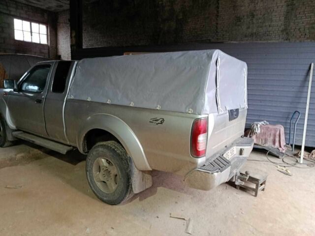 Серый Ниссан Навара, объемом двигателя 2.5 л и пробегом 305 тыс. км за 6154 $, фото 1 на Automoto.ua