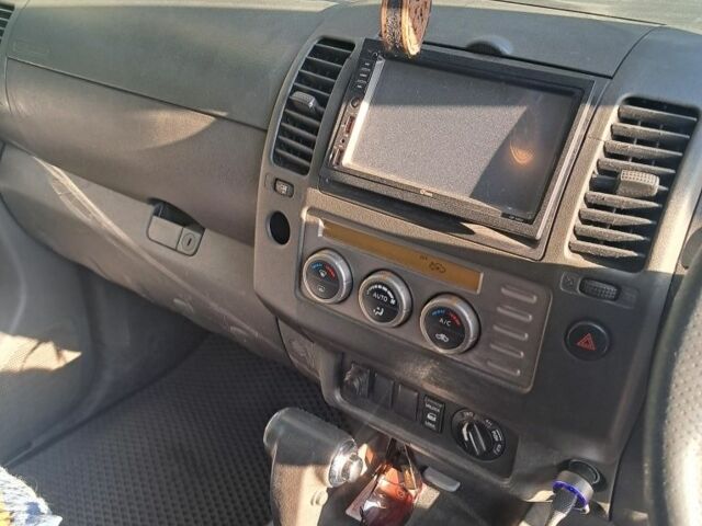 Серый Ниссан Навара, объемом двигателя 2.5 л и пробегом 240 тыс. км за 6000 $, фото 1 на Automoto.ua