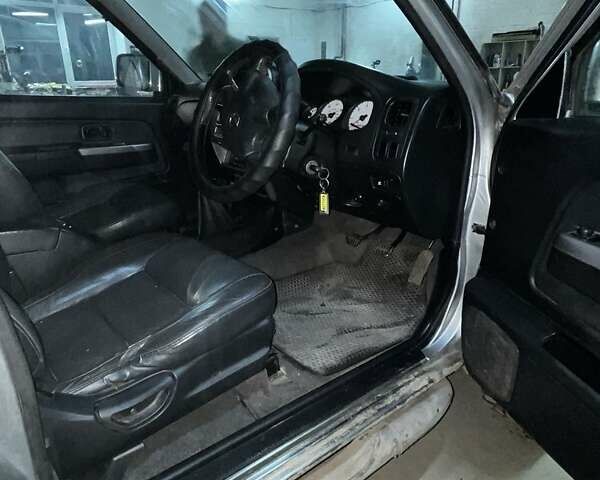 Серый Ниссан Навара, объемом двигателя 2.5 л и пробегом 171 тыс. км за 5937 $, фото 2 на Automoto.ua