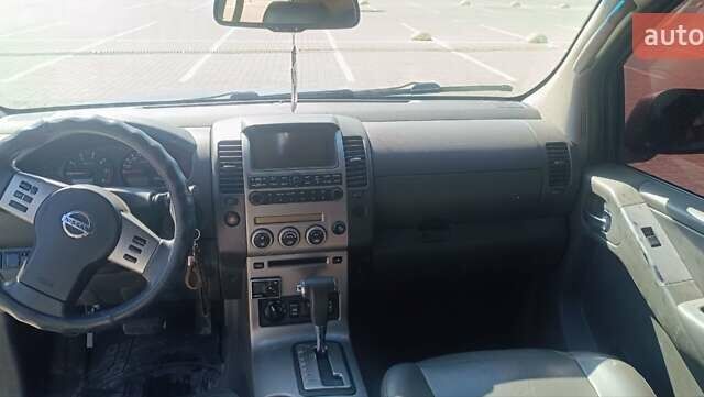 Серый Ниссан Навара, объемом двигателя 2.49 л и пробегом 280 тыс. км за 12000 $, фото 1 на Automoto.ua