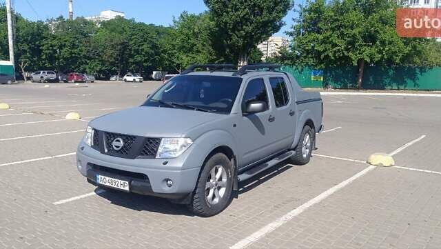 Серый Ниссан Навара, объемом двигателя 2.49 л и пробегом 280 тыс. км за 12000 $, фото 5 на Automoto.ua