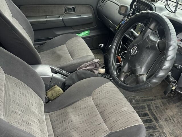 Серый Ниссан Навара, объемом двигателя 2.5 л и пробегом 197 тыс. км за 5100 $, фото 6 на Automoto.ua