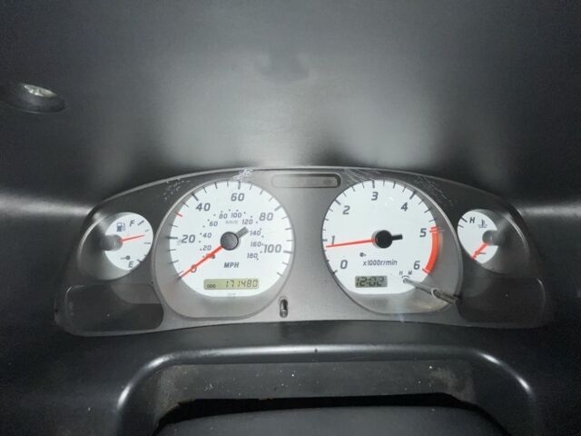 Серый Ниссан Навара, объемом двигателя 2.5 л и пробегом 171 тыс. км за 5937 $, фото 2 на Automoto.ua