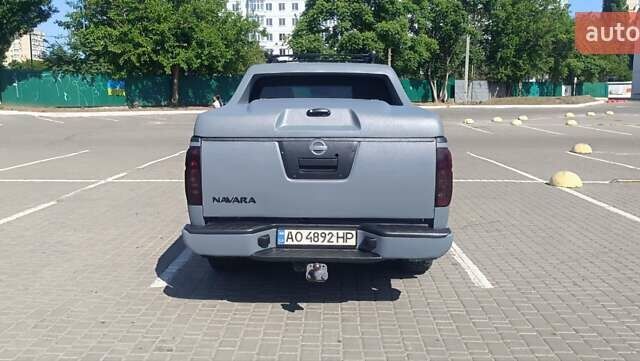 Серый Ниссан Навара, объемом двигателя 2.49 л и пробегом 280 тыс. км за 12000 $, фото 3 на Automoto.ua