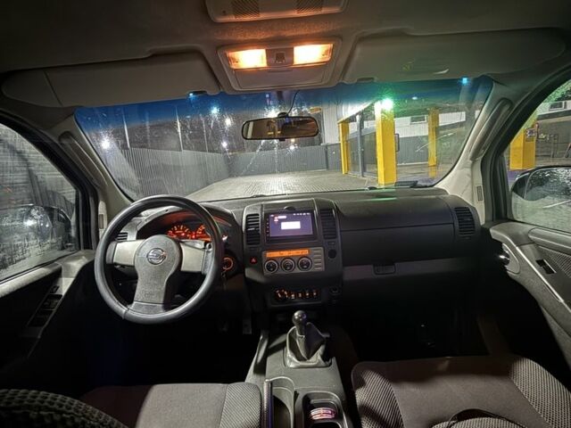 Сірий Ніссан Навара, об'ємом двигуна 2.5 л та пробігом 300 тис. км за 5500 $, фото 4 на Automoto.ua