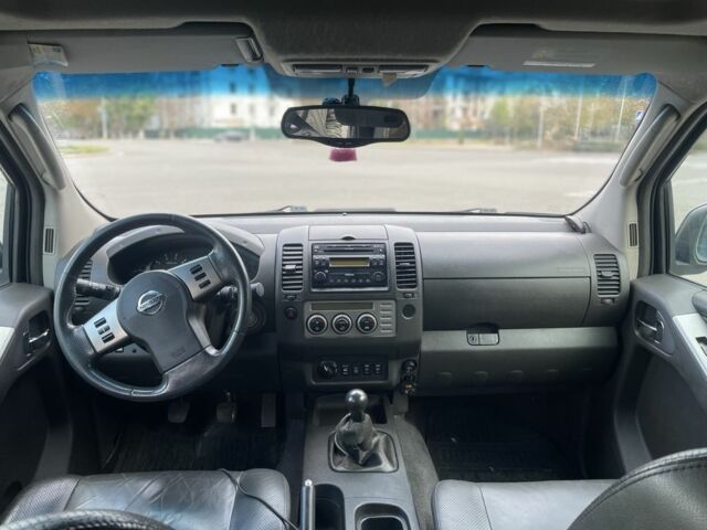 Серый Ниссан Навара, объемом двигателя 2.5 л и пробегом 272 тыс. км за 6500 $, фото 6 на Automoto.ua