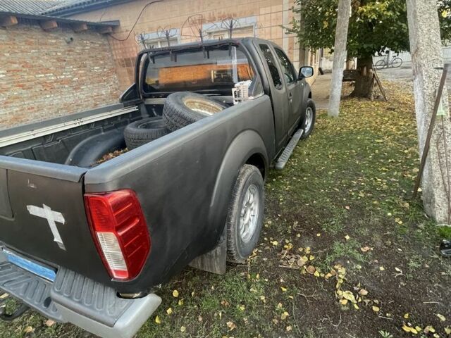 Серый Ниссан Навара, объемом двигателя 10 л и пробегом 300 тыс. км за 5500 $, фото 2 на Automoto.ua