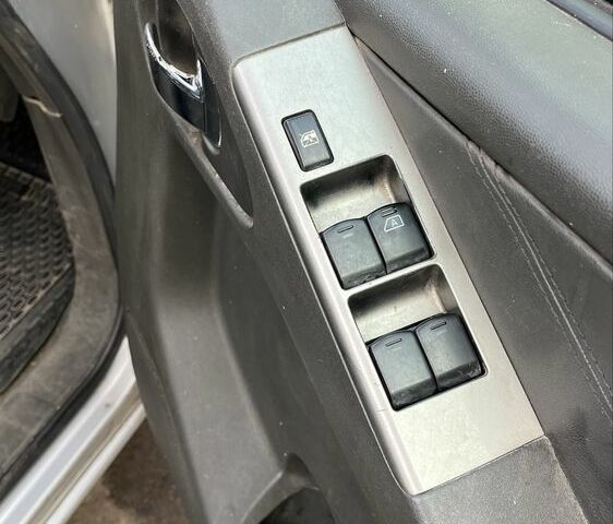 Серый Ниссан Навара, объемом двигателя 2.5 л и пробегом 188 тыс. км за 5800 $, фото 9 на Automoto.ua