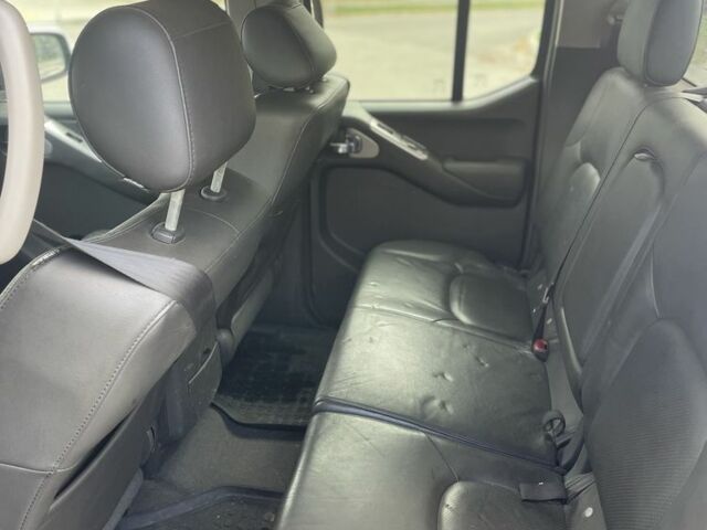 Серый Ниссан Навара, объемом двигателя 2.5 л и пробегом 272 тыс. км за 6500 $, фото 7 на Automoto.ua