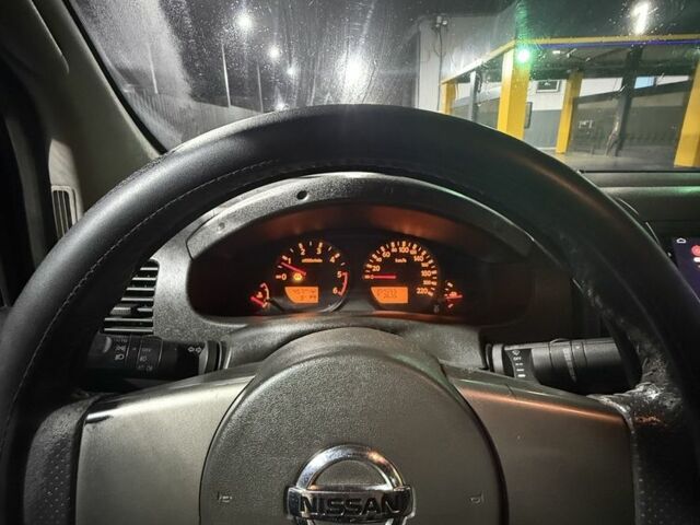 Сірий Ніссан Навара, об'ємом двигуна 2.5 л та пробігом 300 тис. км за 5500 $, фото 5 на Automoto.ua