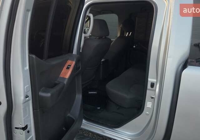 Сірий Ніссан Навара, об'ємом двигуна 2.49 л та пробігом 245 тис. км за 10200 $, фото 12 на Automoto.ua