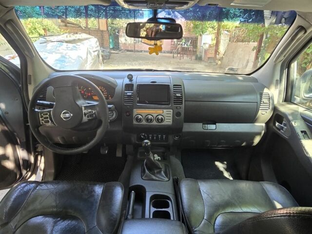 Серый Ниссан Навара, объемом двигателя 2.5 л и пробегом 466 тыс. км за 3400 $, фото 1 на Automoto.ua