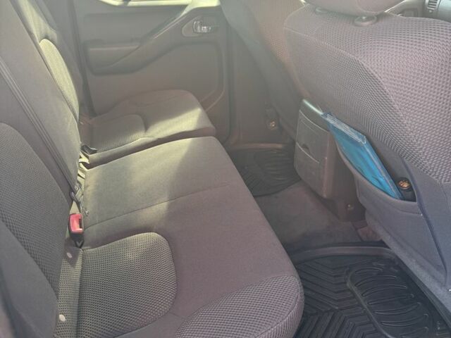 Серый Ниссан Навара, объемом двигателя 2.5 л и пробегом 140 тыс. км за 5350 $, фото 4 на Automoto.ua