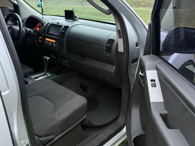 Сірий Ніссан Навара, об'ємом двигуна 2.5 л та пробігом 300 тис. км за 5800 $, фото 11 на Automoto.ua