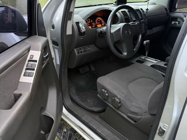 Сірий Ніссан Навара, об'ємом двигуна 2.5 л та пробігом 300 тис. км за 5800 $, фото 5 на Automoto.ua