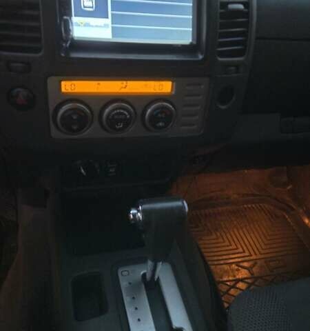 Сірий Ніссан Навара, об'ємом двигуна 2.49 л та пробігом 245 тис. км за 10200 $, фото 10 на Automoto.ua