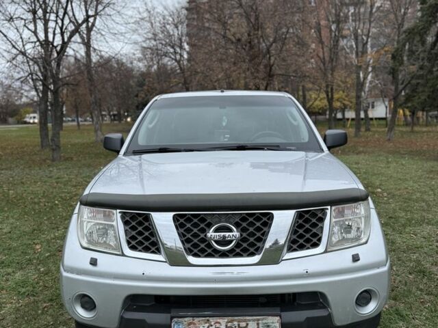 Сірий Ніссан Навара, об'ємом двигуна 2.5 л та пробігом 300 тис. км за 5800 $, фото 1 на Automoto.ua