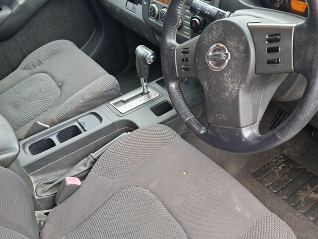 Серый Ниссан Навара, объемом двигателя 0 л и пробегом 170 тыс. км за 5800 $, фото 2 на Automoto.ua