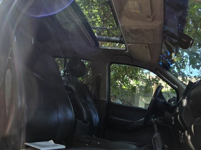 Серый Ниссан Навара, объемом двигателя 2.5 л и пробегом 466 тыс. км за 3400 $, фото 5 на Automoto.ua