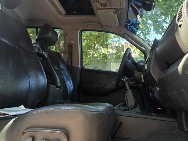 Серый Ниссан Навара, объемом двигателя 2.5 л и пробегом 466 тыс. км за 3400 $, фото 6 на Automoto.ua