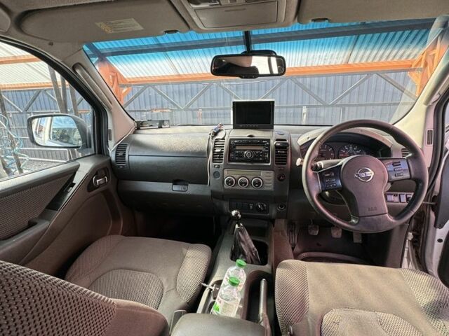 Серый Ниссан Навара, объемом двигателя 2.5 л и пробегом 140 тыс. км за 5350 $, фото 5 на Automoto.ua