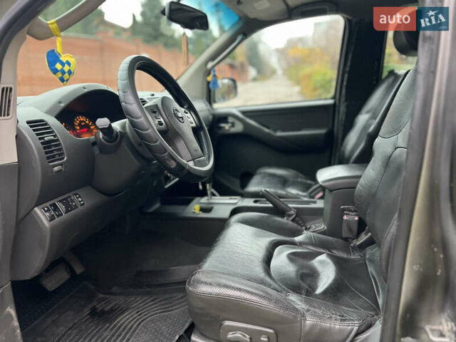 Серый Ниссан Навара, объемом двигателя 2.49 л и пробегом 340 тыс. км за 8500 $, фото 6 на Automoto.ua