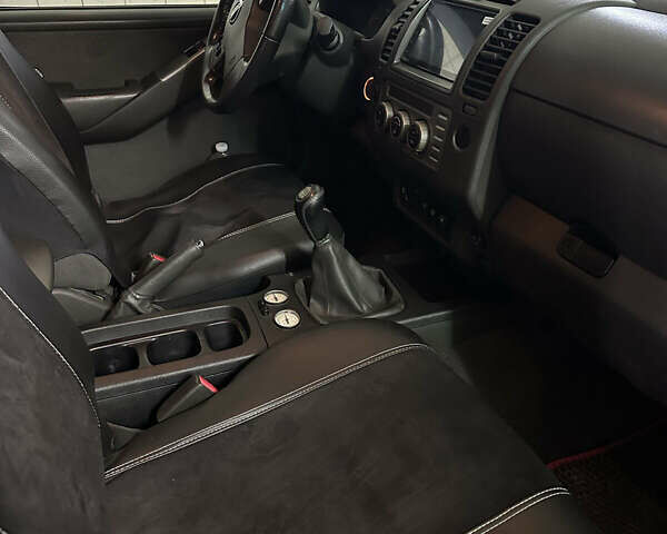 Сірий Ніссан Навара, об'ємом двигуна 2.49 л та пробігом 234 тис. км за 11000 $, фото 3 на Automoto.ua