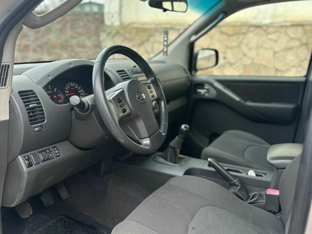 Сірий Ніссан Навара, об'ємом двигуна 2.5 л та пробігом 200 тис. км за 7300 $, фото 5 на Automoto.ua