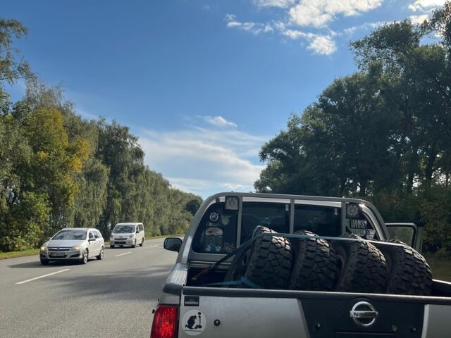 Серый Ниссан Навара, объемом двигателя 2.5 л и пробегом 316 тыс. км за 5216 $, фото 1 на Automoto.ua