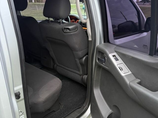 Сірий Ніссан Навара, об'ємом двигуна 2.5 л та пробігом 300 тис. км за 5800 $, фото 14 на Automoto.ua