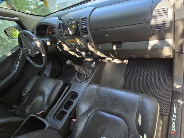 Серый Ниссан Навара, объемом двигателя 2.5 л и пробегом 466 тыс. км за 3400 $, фото 3 на Automoto.ua