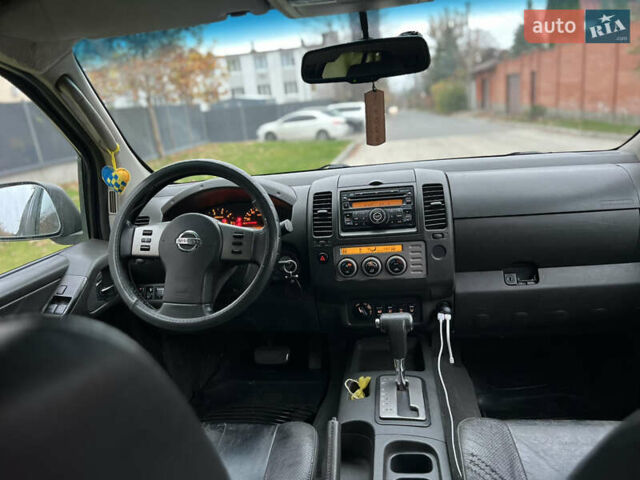 Серый Ниссан Навара, объемом двигателя 2.49 л и пробегом 340 тыс. км за 8500 $, фото 7 на Automoto.ua