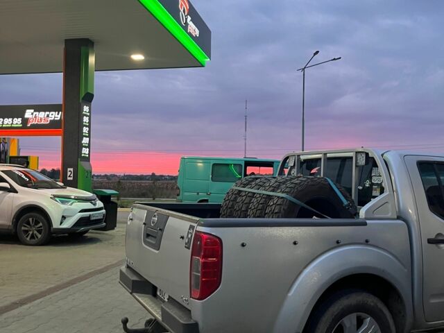 Серый Ниссан Навара, объемом двигателя 2.5 л и пробегом 316 тыс. км за 5216 $, фото 2 на Automoto.ua