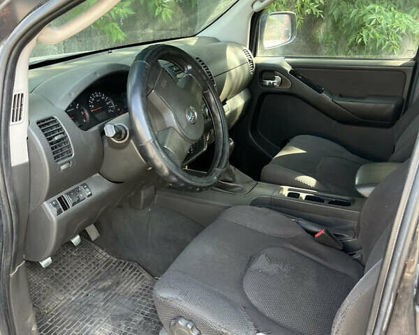 Серый Ниссан Навара, объемом двигателя 2.49 л и пробегом 300 тыс. км за 8800 $, фото 3 на Automoto.ua