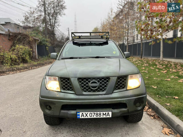 Серый Ниссан Навара, объемом двигателя 2.49 л и пробегом 340 тыс. км за 8500 $, фото 2 на Automoto.ua