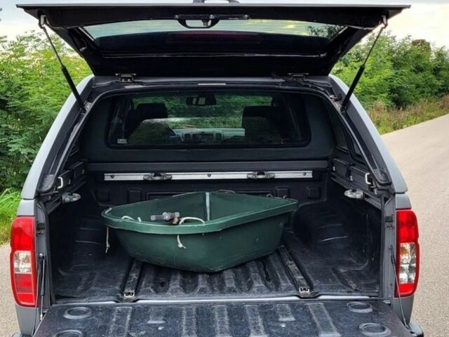 Серый Ниссан Навара, объемом двигателя 2.5 л и пробегом 203 тыс. км за 5200 $, фото 5 на Automoto.ua