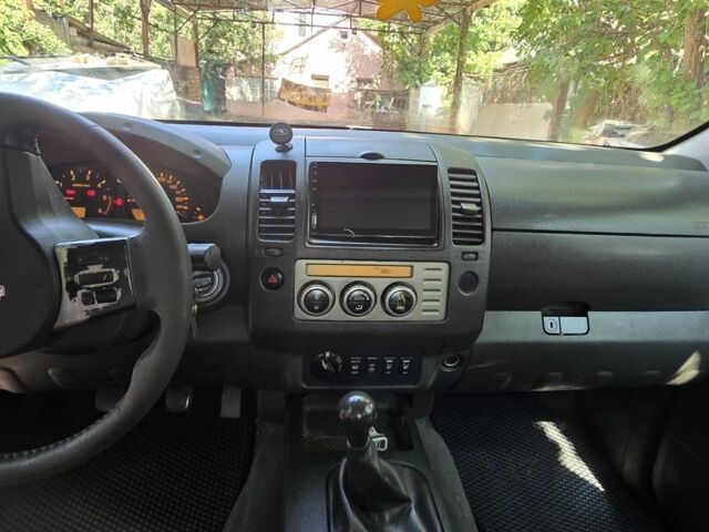 Серый Ниссан Навара, объемом двигателя 2.5 л и пробегом 466 тыс. км за 3400 $, фото 2 на Automoto.ua