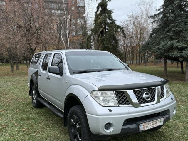 Сірий Ніссан Навара, об'ємом двигуна 2.5 л та пробігом 300 тис. км за 5800 $, фото 2 на Automoto.ua