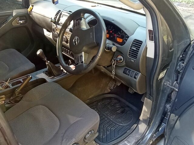 Серый Ниссан Навара, объемом двигателя 2.5 л и пробегом 180 тыс. км за 5500 $, фото 6 на Automoto.ua